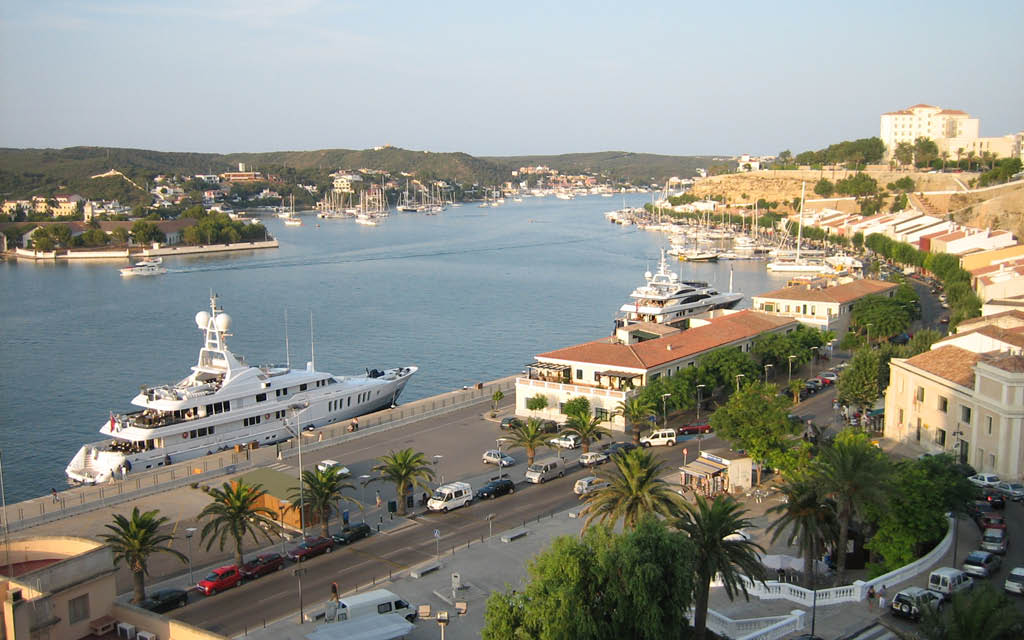 El Puerto de Mahón, en Menorca, es uno de los puertos naturales más protegidos del mundo.