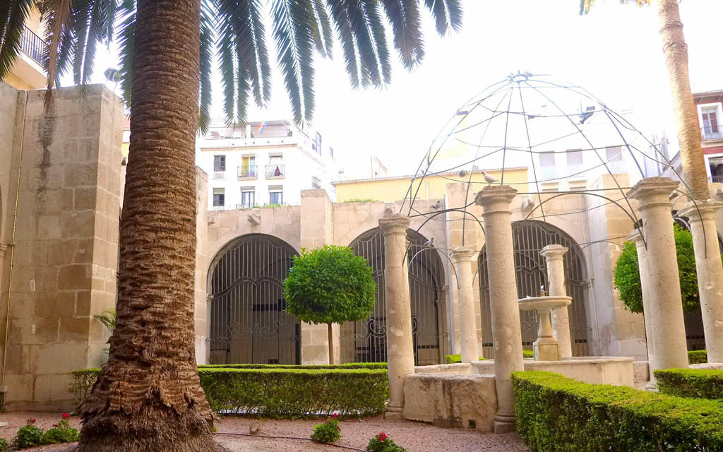 La Concatedral de San Nicolás de Bari es uno de los sitios curiosos de Alicante