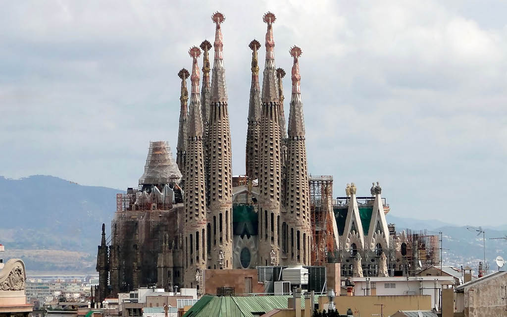 La Sagrada Familia es uno de los sitios que no debes perderte de Barcelona