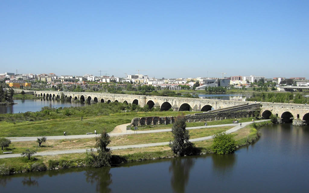 El Puente Romano es una de las cosas que tienes que visitar en Mérida