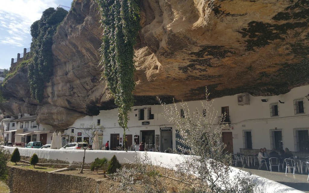 Setenil de las Bodegas es uno de los lugares con encanto de Andalucía que tienes que visitar.