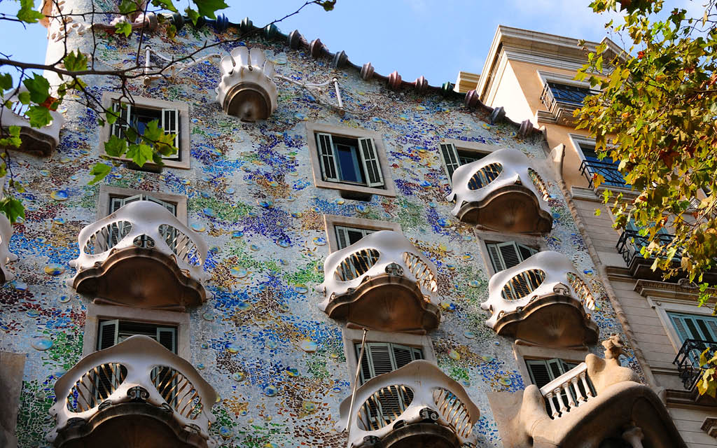 Casa Batlló es uno de los lugares turísticos de Barcelona imprescindibles