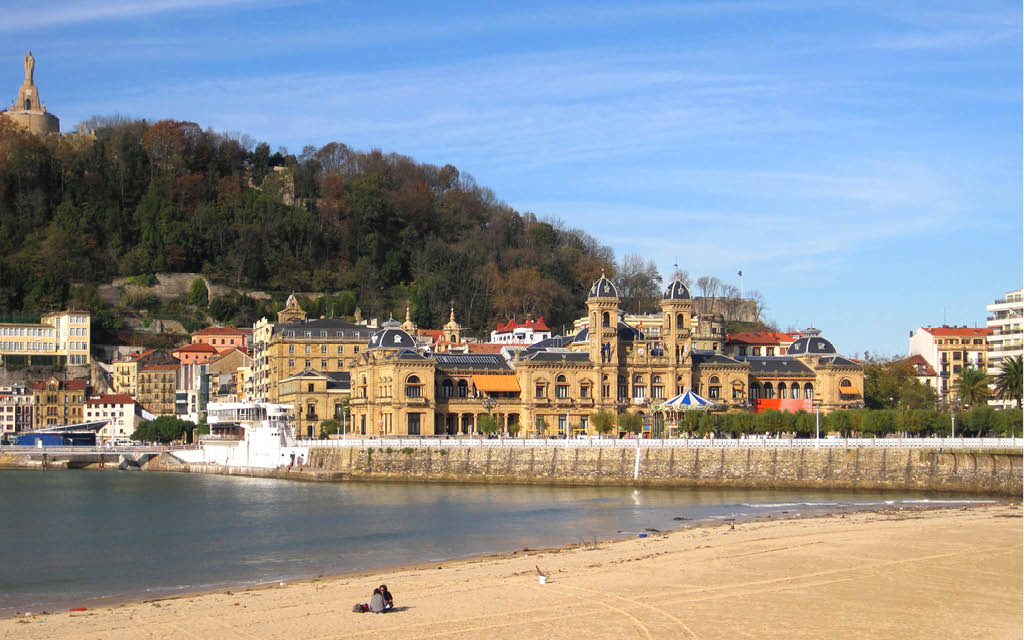 Playa de la Concha es uno de los imprescindibles que ver en San Sebastián