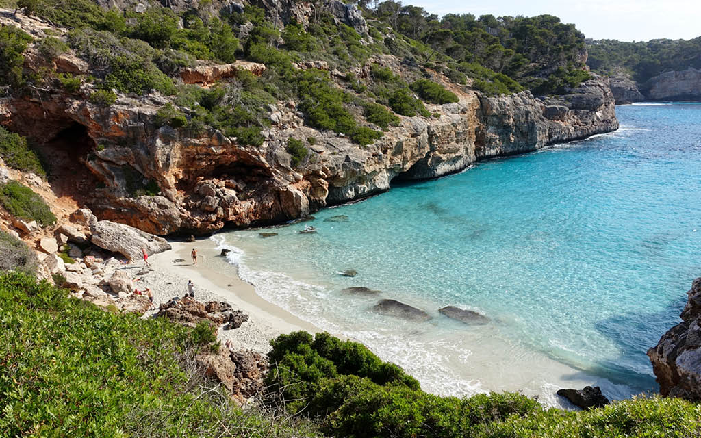 Caló des Moro es una de las mejores zonas para a alojarse en Ibiza
