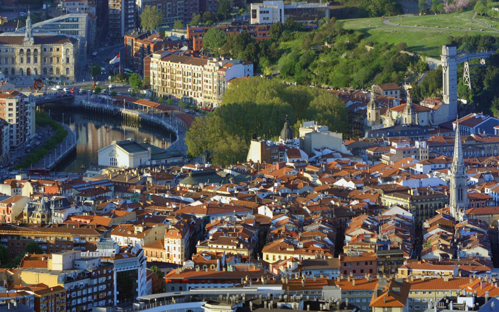 Recorrer el Zazpikaleak es una de las mejores actividades en Bilbao