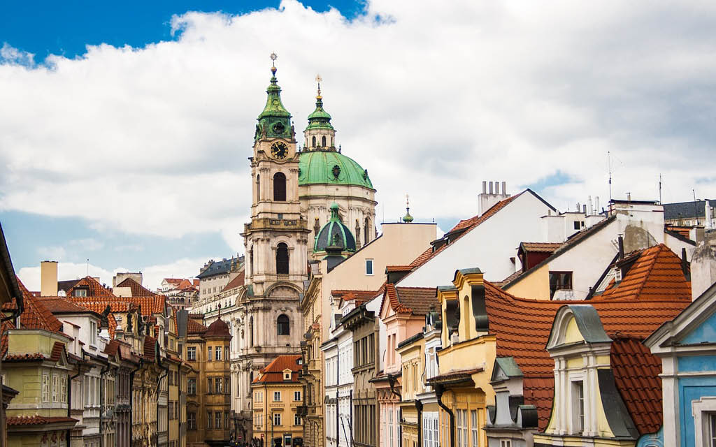 El Castillo de Praga alberga Catedral de San Vito, el Palacio Real y la Basílica de San Jorge. 