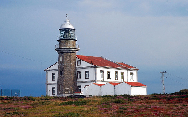 El Faro de Luanco o Faro de Cabo de Peñas es el más importante de todo el litoral asturiano