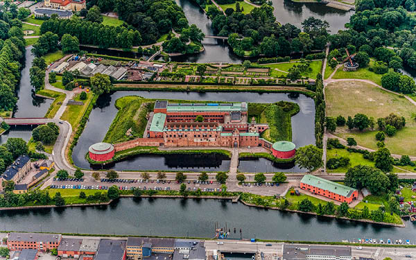 Malmöhus Castle es una fortaleza que tiene su origen a mediados del siglo XIV